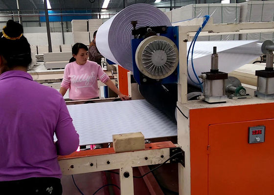 Giá tốt. Không thấm nước Vinyl Bao phủ thạch cao trần Ban Making Machine trực tuyến