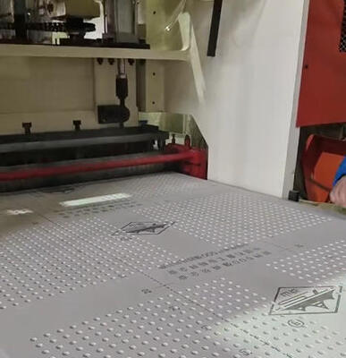 Giá tốt. Máy đục lỗ vách thạch cao công suất 160 tấn chuyên nghiệp Công suất 11 KW với nhiều hình dạng lỗ cho tấm thạch cao và tấm xi măng sợi trực tuyến